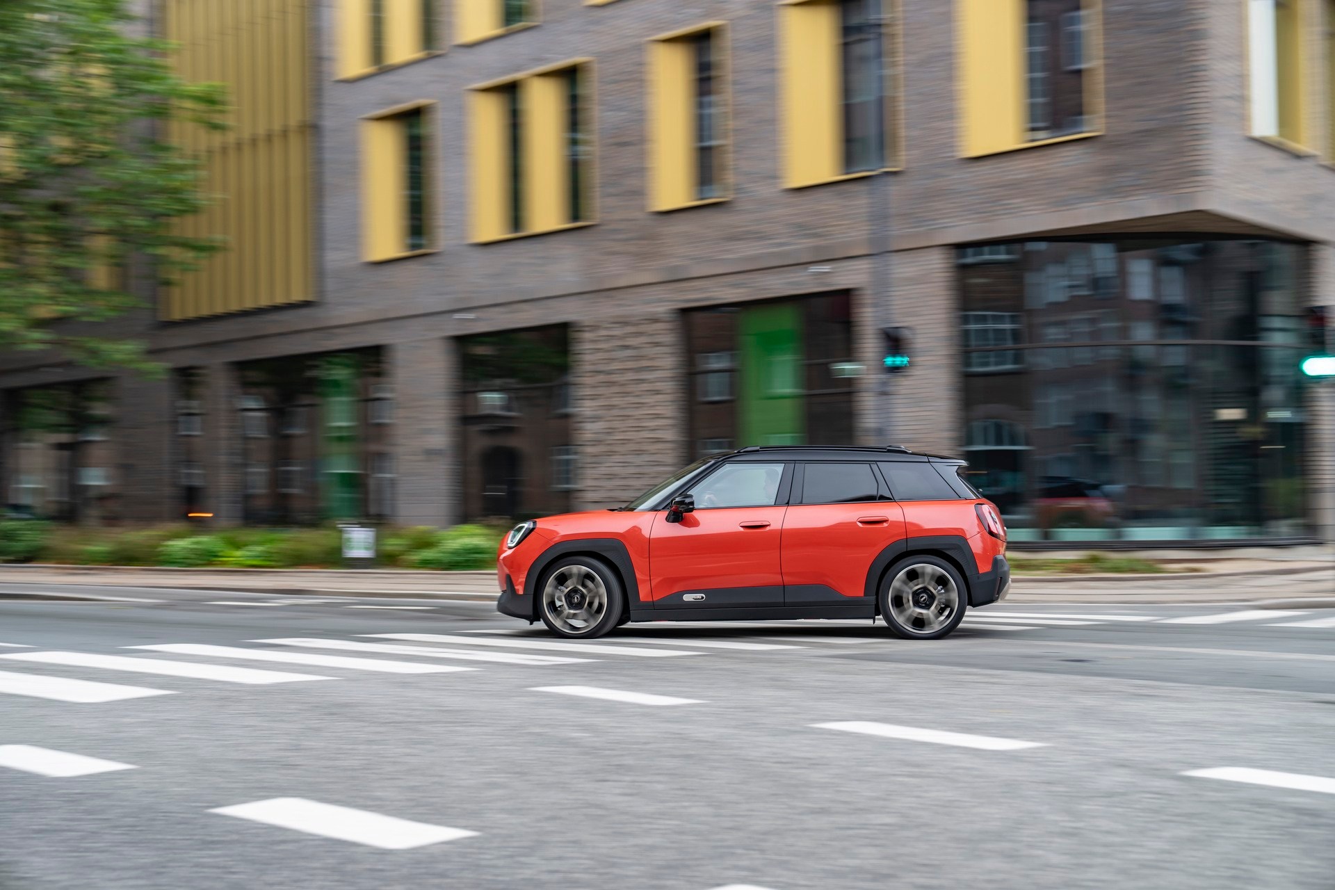 MINI Aceman SE a circular na estrada, 2024.